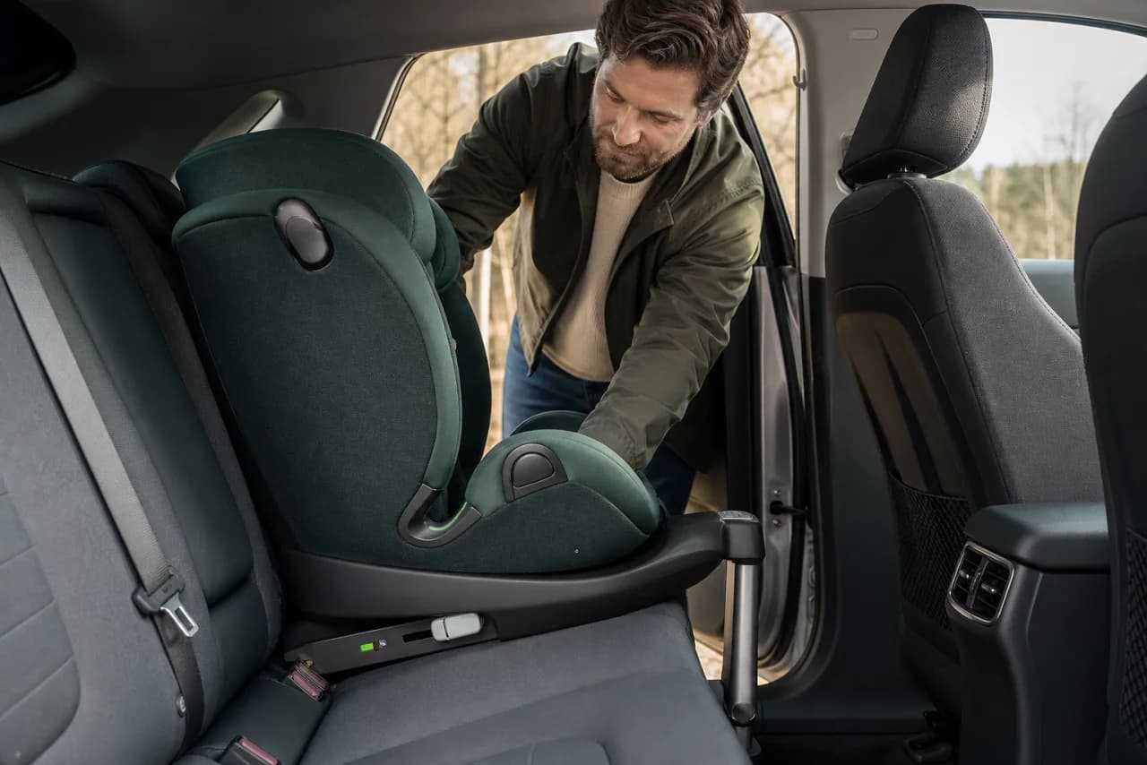 ISOFIX-beslag, støtteben og grønne indikatorer bliver kontrolleret efter både bilens og stolens vejledning