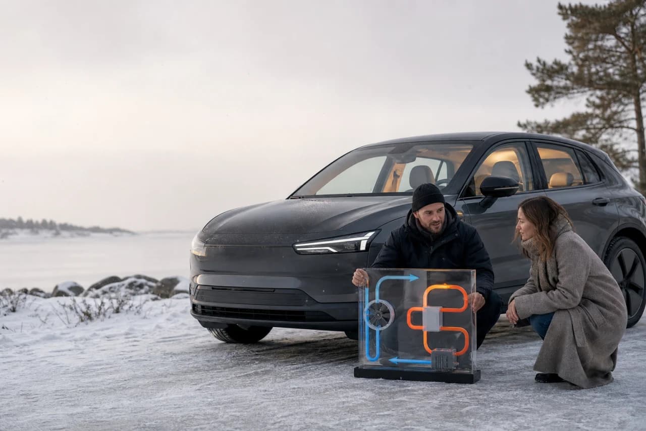 Elbil i vintervejr med synlig illustreret varmepumpe og luftstrøm mod en varm kabine